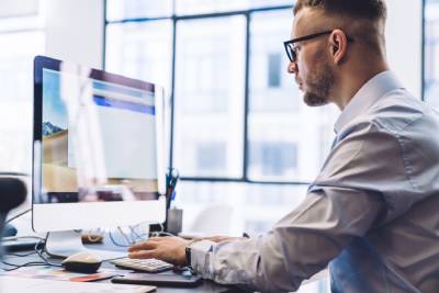 Homme recherchant son entreprise-partenaire sur la Banque Carrefour des Entreprises