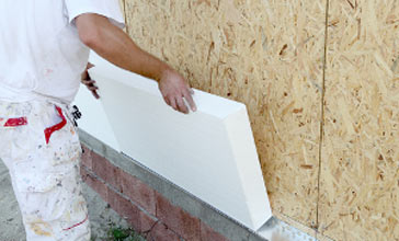 Pose d'un isolant mural