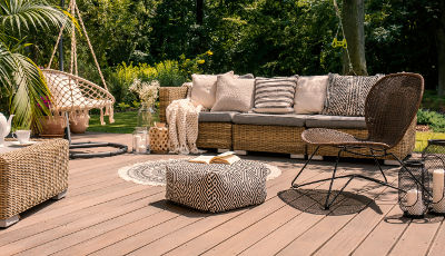 Terrasse en bois am&eacute;nag&eacute;e judicieusement pour cr&eacute;er une pi&egrave;ce &agrave; vivre en &eacute;t&eacute;