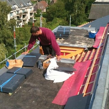 Réfection d'une toiture à versants brisés